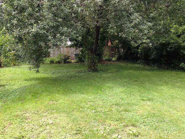 Building Photo - 4201 Bromley Ln
