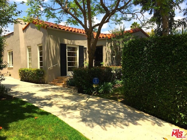 Building Photo - 9019 Rosewood Ave