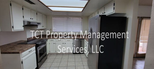 Building Photo - Spacious home with a pool! Great Location!