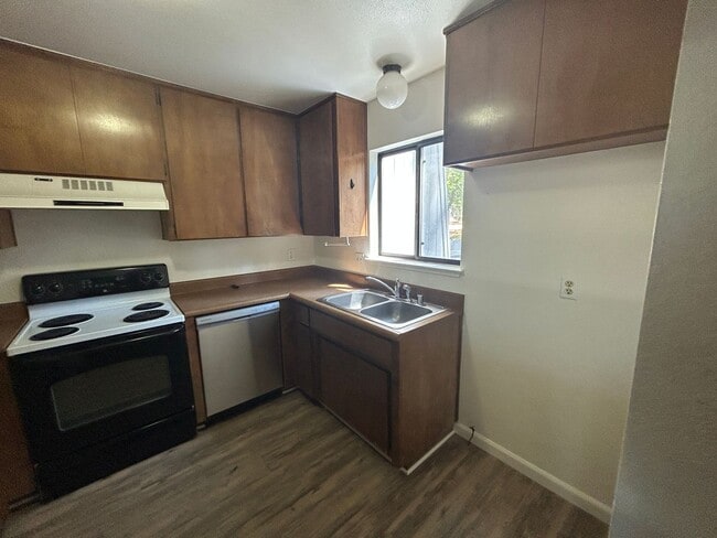 Building Photo - Kingsbury Greens HOA 2 bedroom 1 1/2 bath in Alta Sierra