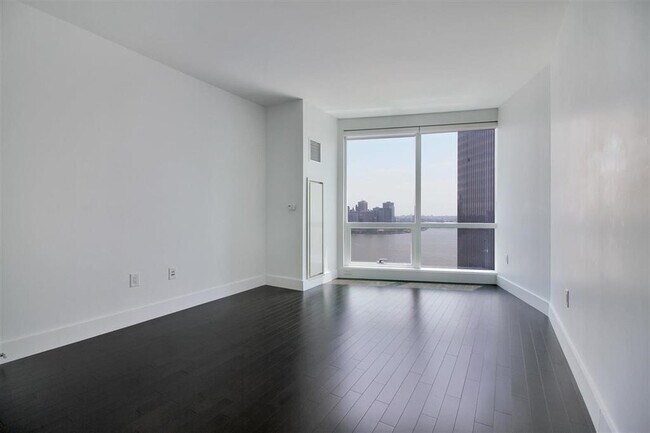 Building Photo - 77 Hudson St