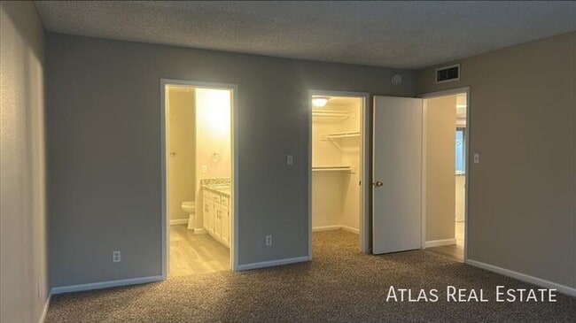 Building Photo - 4546 W Continental Dr