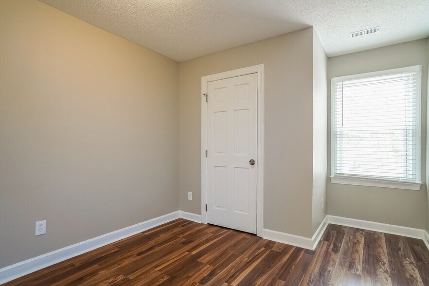 Building Photo - 6133 River Landings Dr