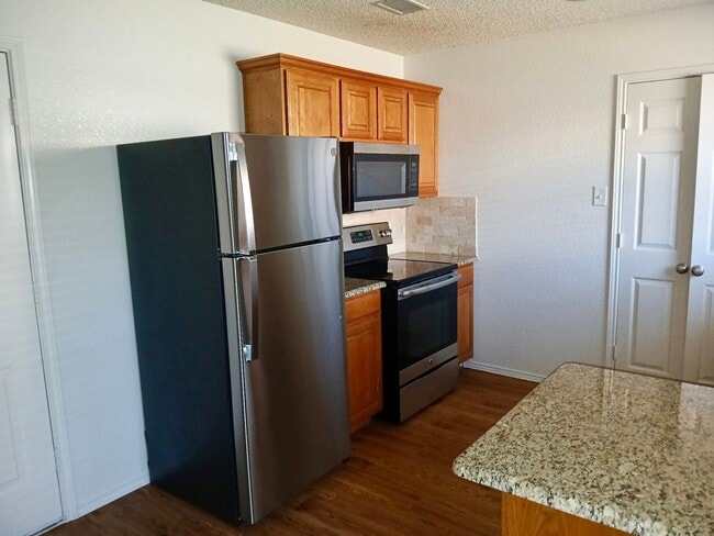 Building Photo - 3 bedroom single-family in Burleson ISD