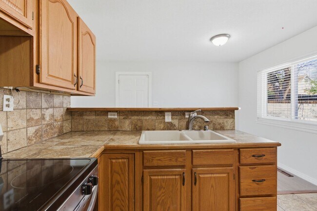 Building Photo - 1415 Holmes Dr