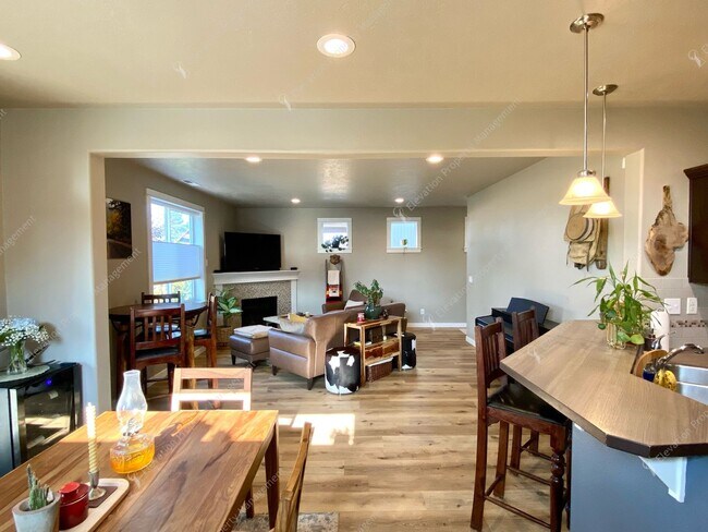 Building Photo - * Coming Soon * Beautiful Unfurnished 3-Be...