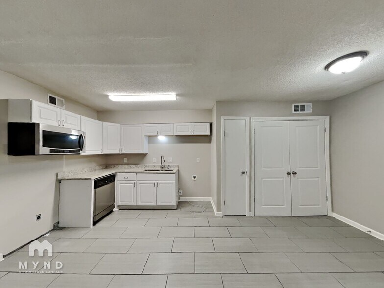 Building Photo - 5607 Maple Tree Dr