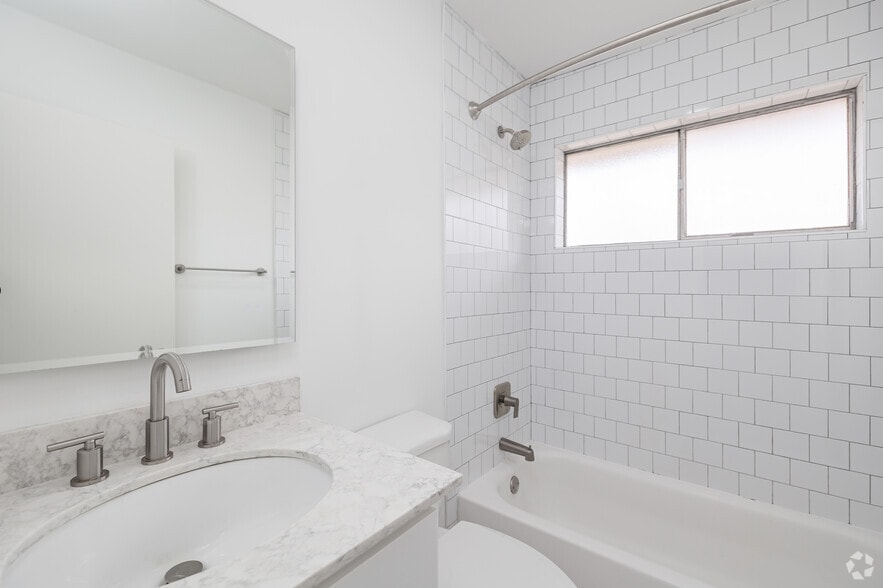 2BR, 1BA - 800SF - Bathroom - The Grant