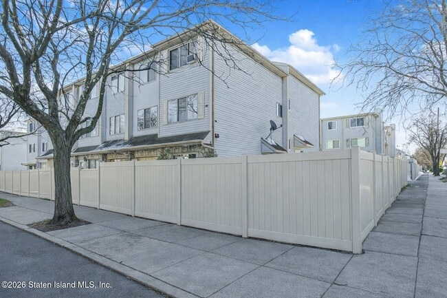 Building Photo - 857 Bloomingdale Rd