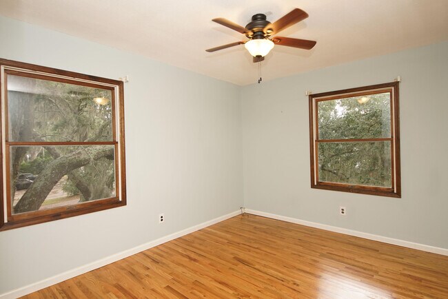 Building Photo - 223 S Bayshore Dr