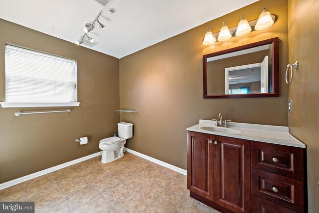 Building Photo - 12 Highbridge Ln