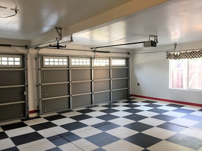 Building Photo - 5801 Roscomare St