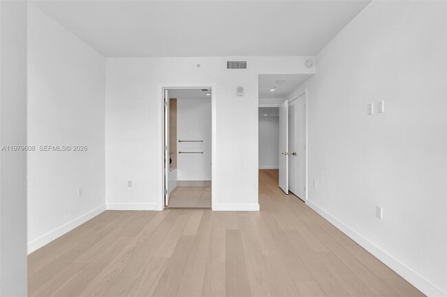 Building Photo - 9201 E Bay Harbor Dr