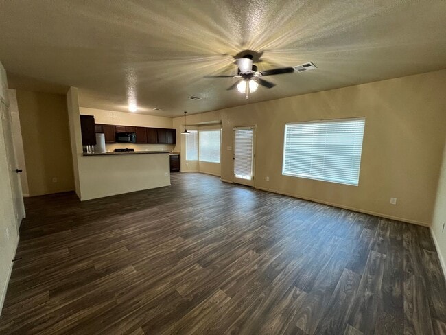 Building Photo - 4 BEDROOM HOME!