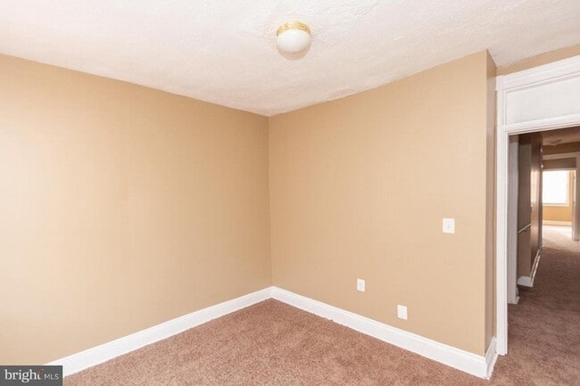 Building Photo - 3 Bedroom House