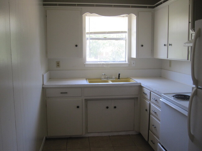 Building Photo - 305 E Avenue A