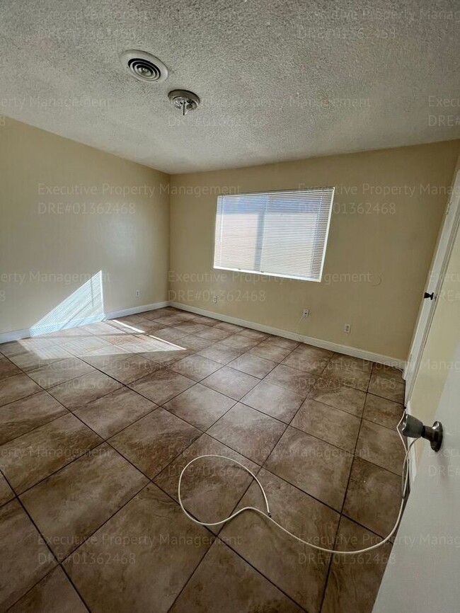 Building Photo - 2 bedroom, 1.5 bathroom townhouse.