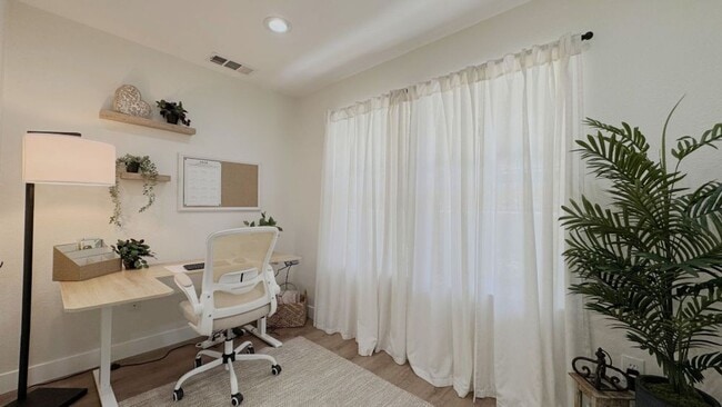 Building Photo - Beautiful Tri-Level 3BD/2BA Townhome in Greystone at Eastlake – Eastlake Chula Vista