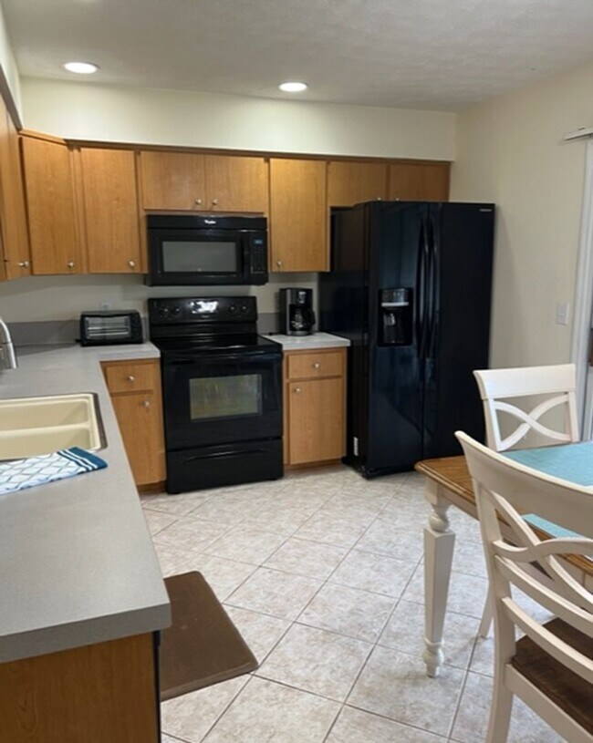 Building Photo - Beautiful Waterfront 2/2 Furnished Condo with community pool!