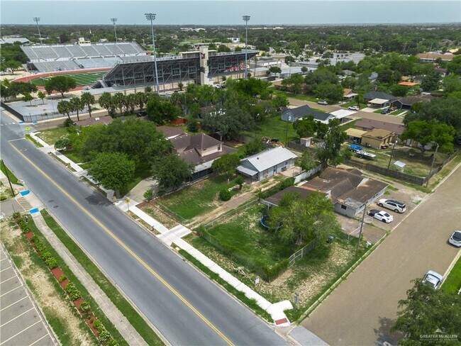 Building Photo - 606 E Kelly Ave