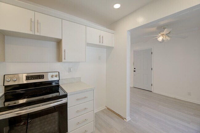 Building Photo - 473 Burgundy N