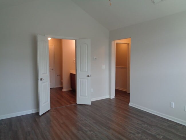 Building Photo - 3 Bedroom Townhouse with 1-Car Garage