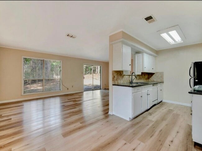 Building Photo - 1529 Shelton Dr