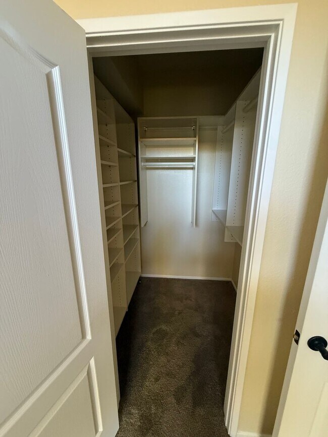 Building Photo - Lovely 2 Bedroom, 2 Bath First-Floor Condo...