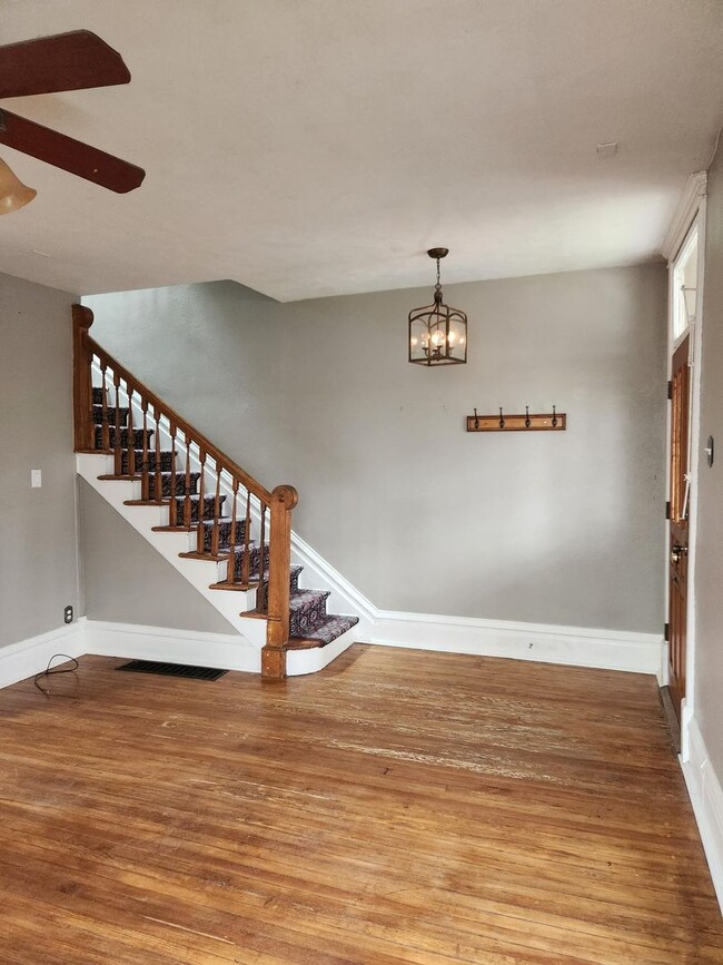Building Photo - 2 bedroom with 1 bath