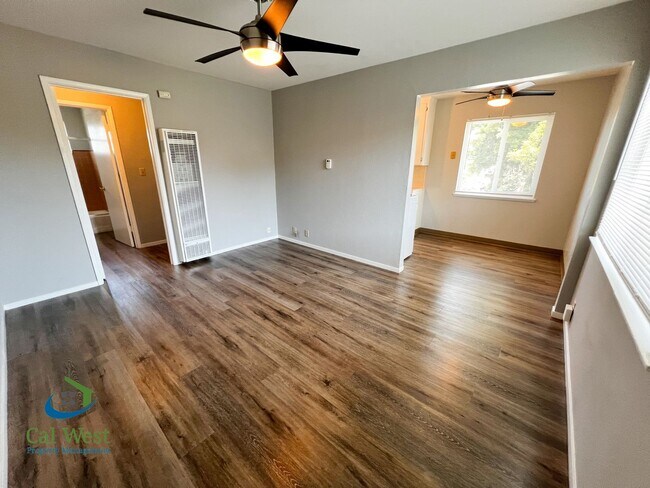 Building Photo - $1995 - Cozy 1/1 located near the Rose Garden