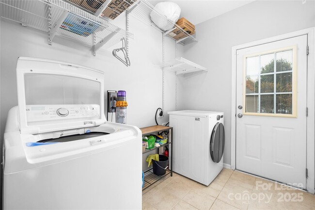 Building Photo - 5829 Dinsmore Ln