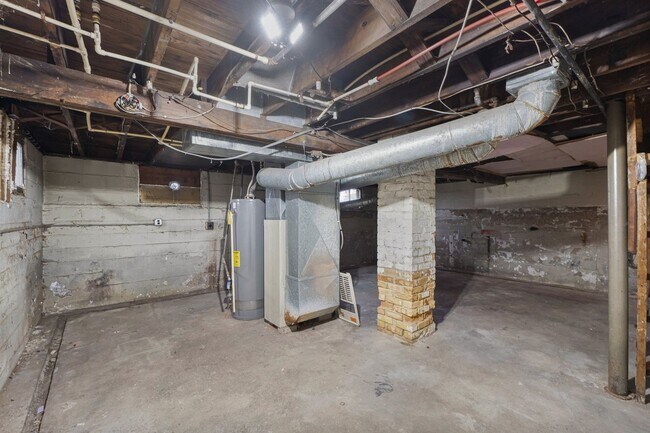 Building Photo - NEW UPDATED 2 BEDROOM HOME!