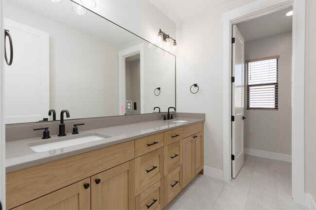 Building Photo - Gorgeous 5 bed | 3.5 bath |  Custom Home with RV Garage in Tonaquint!