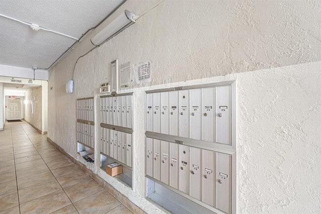 Building Photo - 253 S Cypress Rd