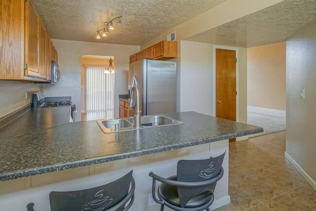 Building Photo - Amazing 3 bed 2 bath NE Heights Townhome