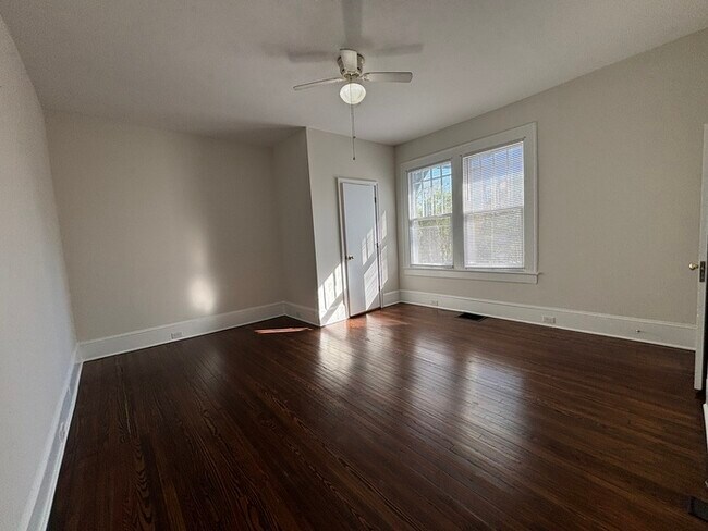 Building Photo - 2 Bedroom, 1.5 Baths Charming Bungalow located near Plaza Midwood