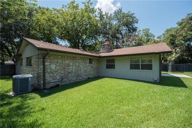 Building Photo - 2902 Silverleaf Dr