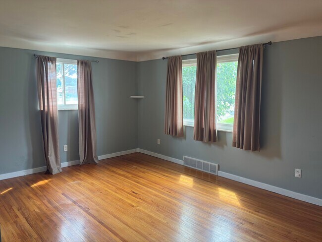 Building Photo - 211 Verdant St
