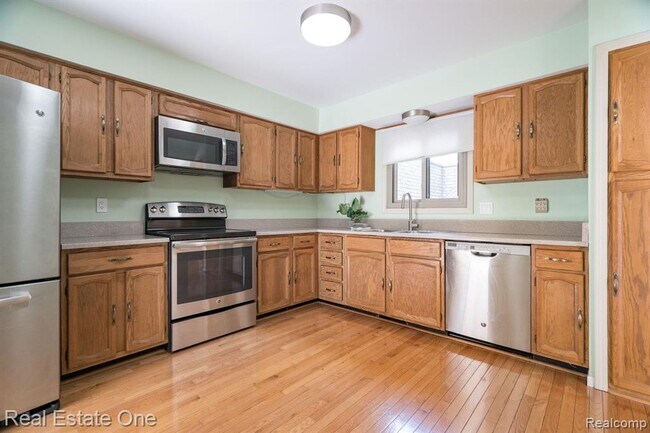 Building Photo - 1237 Oakwood Ct