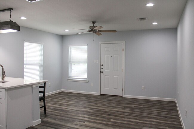 Building Photo - OLMOS PARK TERRACE DUPLEX