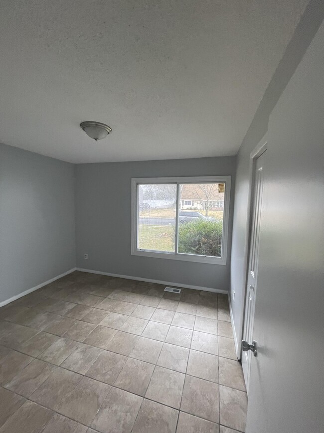 Building Photo - 37 Pershing Ln