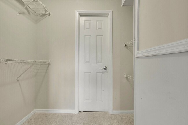 Building Photo - 1ST MONTH RENT FREE 2 Bed 1 Bath 2nd Floor Unit With Balcony In Desirable Area Winter Park Sectio...