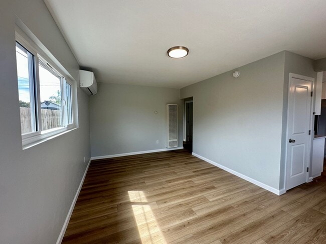 Building Photo - COMING SOON--2 bed/1 bath in IB