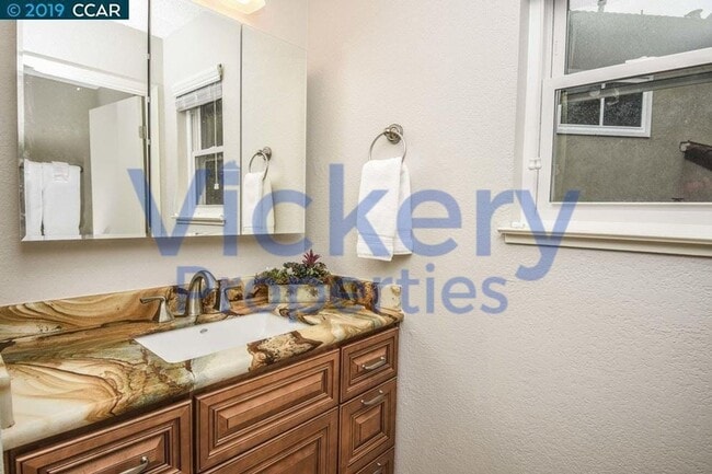 Building Photo - Beautiful 3 Bd/2.5 Ba, 1506 sf Concord tow...