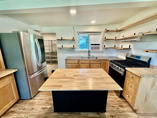 Building Photo - Charming 1 bed 1 bath Long Lake Cabin Retreat