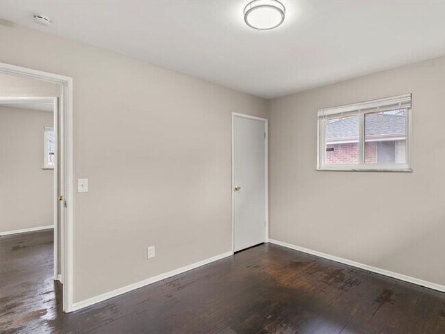 Building Photo - Freshly refreshed and move-in ready!