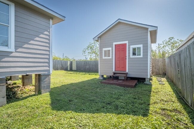 Building Photo - 725 10th St