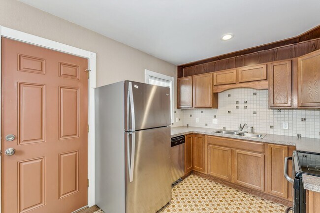 Building Photo - Updated 1 bed 1 bath duplex