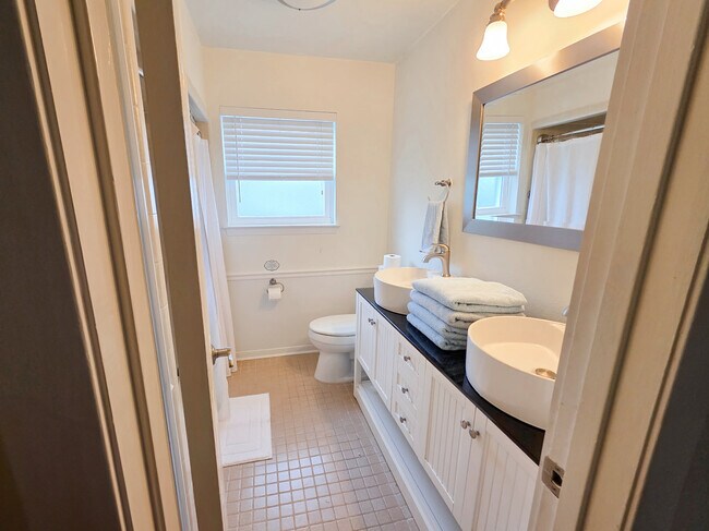 Building Photo - 4305 Temple Hill