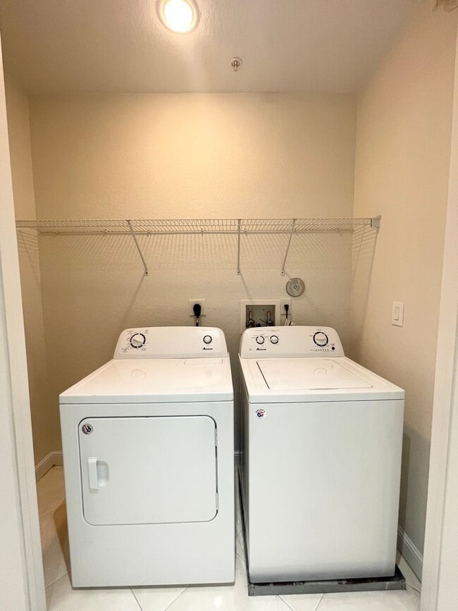 Building Photo - 690 Amador Ln